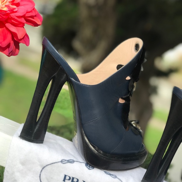 Rare 2016 Fendi Navy Leather Sculpted Heeled mules - Picture 2 of 8